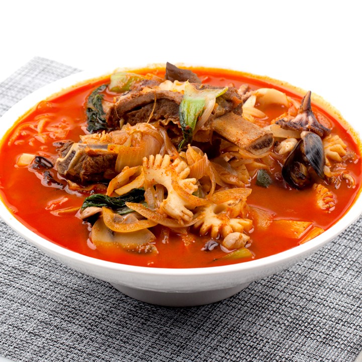 Jjamppong (Spicy Seafood Noodle Soup)